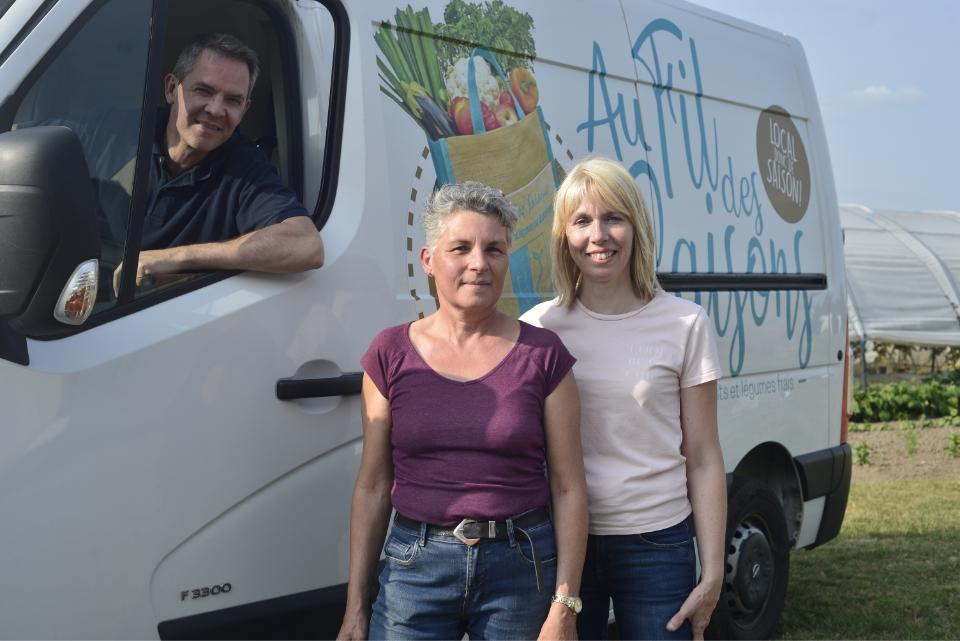 Photographie des trois membres de l'équipe de Au Fil des Saisons et le camion de livraison des paniers. De gauche à droite : Thierry, Véronique, Christelle.