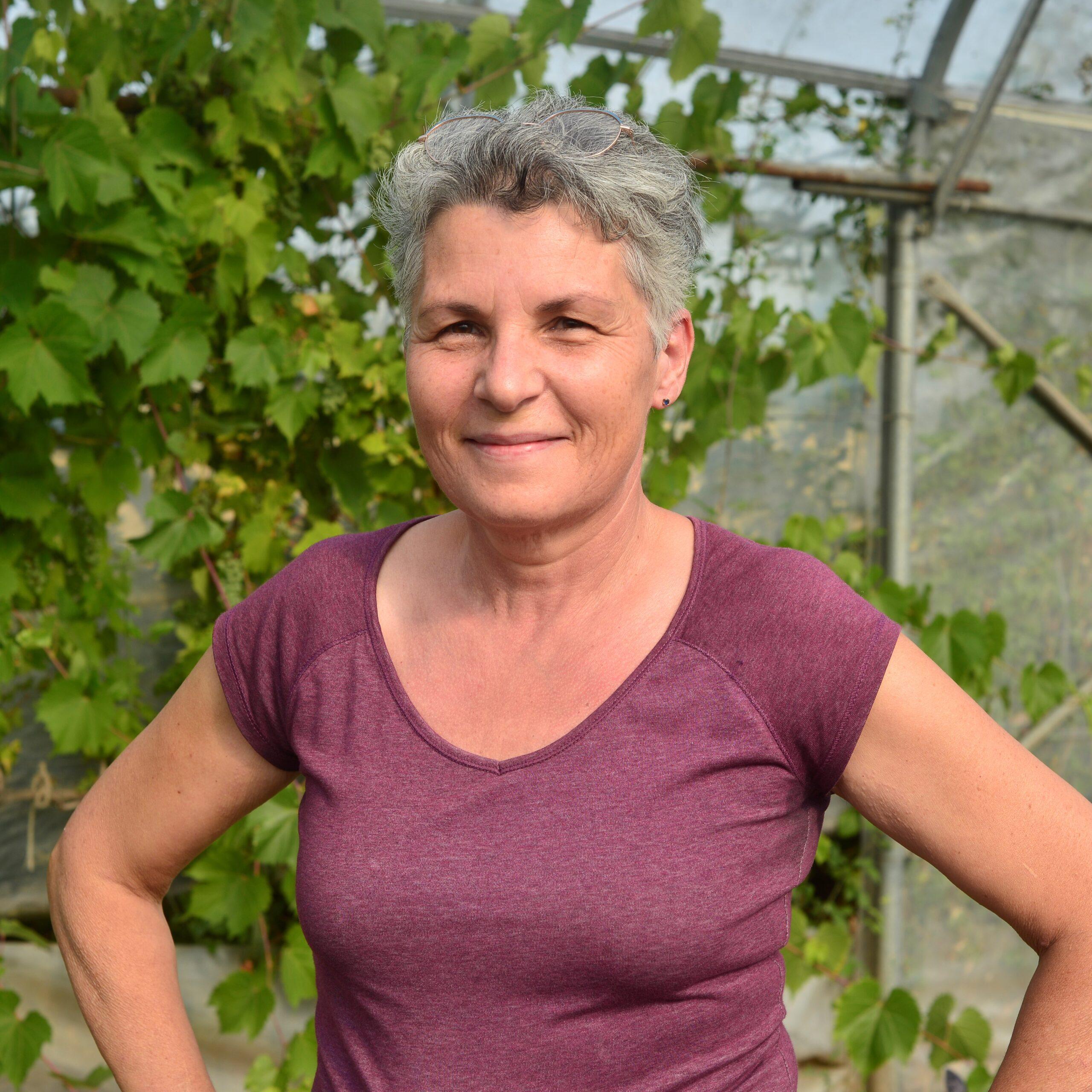 Photographie portrait de Véronique, membre de l'équipe de Au Fil des Saisons.